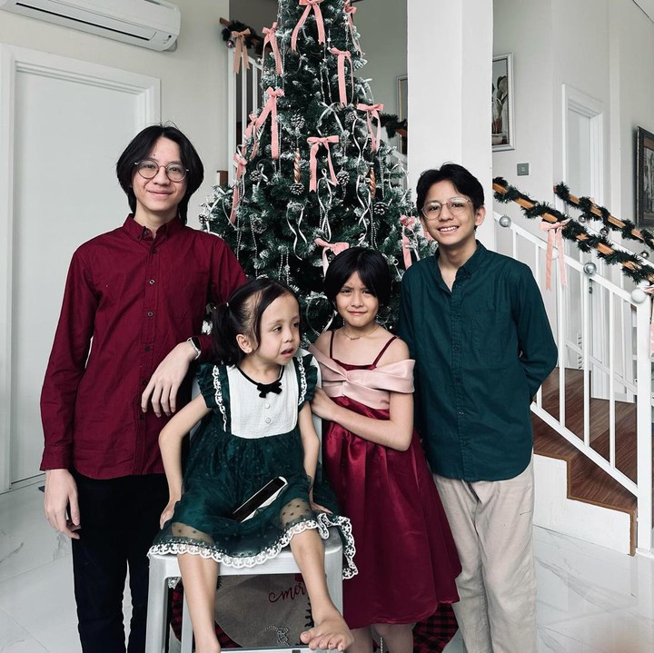<p>Natal kali ini,<em> i didn’t get them any presents.. but i made sure they know, that we have received the greatest gift of all</em> (Foto keluarga di hari Natal 2023. Natal kali ini, saya tidak memberikan mereka hadiah.. Tetapi saya memastikan agar mereka tahu, bahwa kita telah menerima hadiah terbaik)," tulisnya. (Foto: Instagram @joannaalexandra)</p>