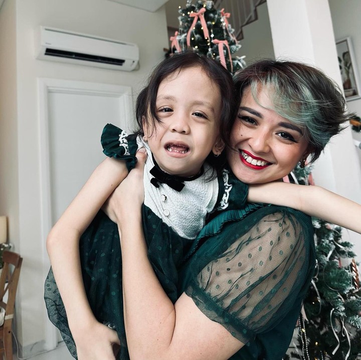 <p>Ini merupakan tahun ke-3 Joanna merayakan hari Natal tanpa kehadiran suami tercinta, Raditya Oloan. Sang suami telah meninggal dunia pada 2021 usai terpapar COVID-19. Sejak saat itu, Joanna berusaha bangkit kembali dan menjalani perannya sebagai <em>single mom</em>. (Foto: Instagram @joannaalexandra)</p>