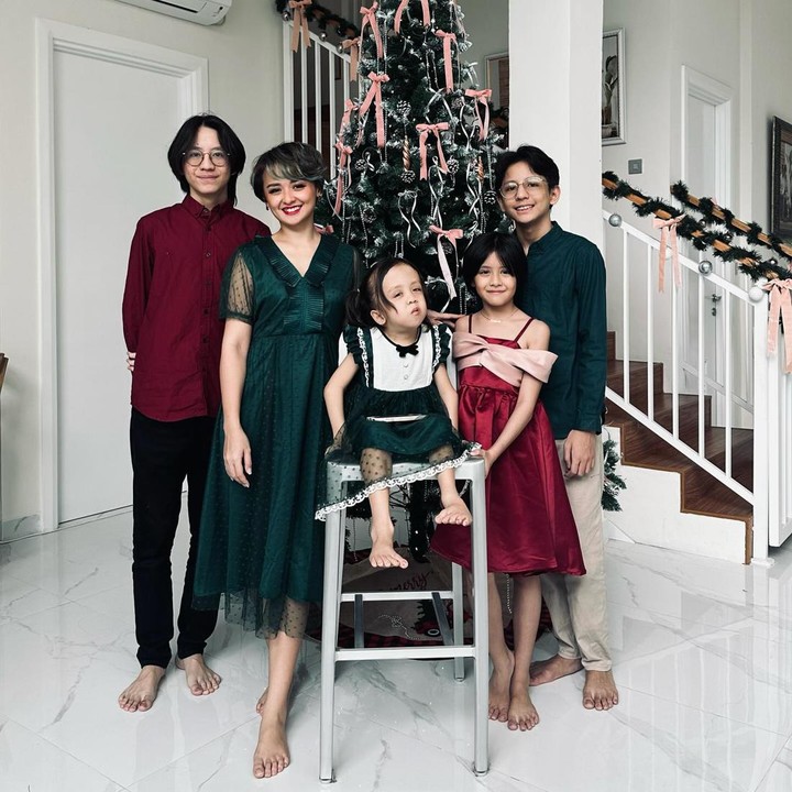 <p>Lewat akun media sosialnya, Joanna membagikan potret ketika ia tengah merayakan Natal bersama keempat anaknya. Mereka tampil kompak mengenakan baju berwarna hijau dan merah di momen spesial itu. (Foto: Instagram @joannaalexandra)</p>