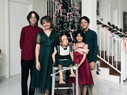7 Potret Joanna Alexandra Rayakan Natal Bersama 4 Anak, Akui Tidak Beri Hadiah Tapi..