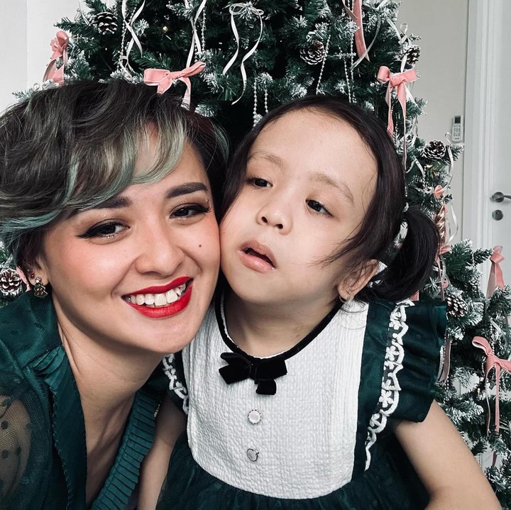 <p>Perayaan Natal Joanna Alexandra tahun ini mencuri perhatian netizen. Aktris berusia 36 tahun itu menikmati momen Natal bersama anak-anaknya di rumah. (Foto: Instagram @joannaalexandra)</p>