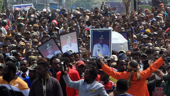 Kericuhan terjadi saat pengantaran jenazah mantan Gubernur Papua Lukas Enembe menuju rumah duka di Jayapura, Papua.