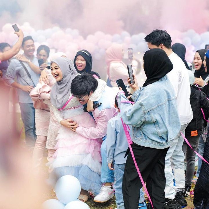 <p>Aurel Hermansyah juga menggelar gender reveal dengan meriah untuk kehamilan keduanya. Acara ini dihadiri oleh keluarga besar baik dari pihak Aurel ataupun Atta Halilintar. Suasananya sangat seru dan hangat, Bunda. Aurel sudah melahirkan putri keduanya yang bernama Azura Humaira Nur Atta pada 11 November 2023 (Foto: Instagram: @aurelie.hermansyah)</p>