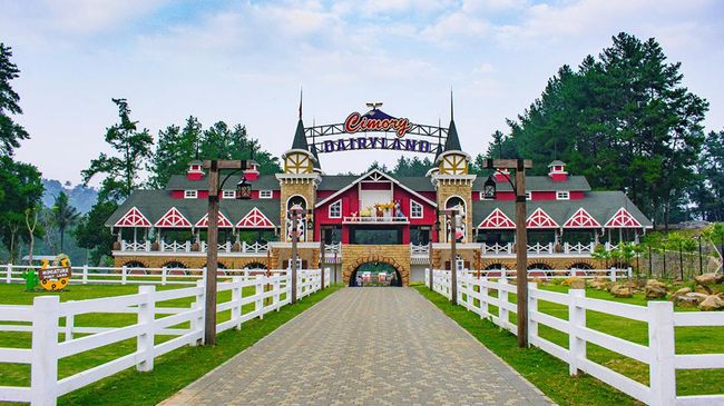 Cimory Dairyland adalah tempat wisata peternakan sapi perah yang mengusung konsep edukatif dan rekreasi. Cek tiket masuk Cimory Puncak.