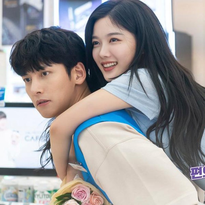 <p>Kim Yoo Jung juga pernah beradu akting dengan Ji Chang Wook di drama Korea <em>Backstreet Rookie.</em> Mereka beradu akting sebagai manajer supermarket dan karyawannya. Adu peran yang bikin baper sempat membuat mereka dinominasikan di kategori Best Couple Award dalam ajang penghargaan bergengsi. (Foto: Dok. SBS)</p>