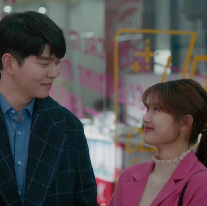 <p>Kim Yoo Jung juga sempat beradu akting dengan aktor tampan Yoon Kyun Sang di drama Korea <em>Clean with Passion for Now</em>. Keduanya menampilkan <em>chemistry</em> yang romantis dalam kisah cinta perkantoran yang bergeran di bidang kebersihan. (Foto: Dok. JTBC)</p>