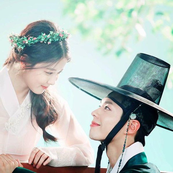 <p>Sukses berkarier di dunia hiburan membuat Kim Yoo Jung kerap didapuk menjadi pemeran utama drama Korea. Salah satu genre yang sering ia mainkan adalah romantis. Penampilannya bersama Park Bo Gum di drama Korea <em>Love in the Moonlight</em> sukses curi perhatian. Keduanya membawakan kisah cinta di zaman kerajaan kuno. (Foto: Dok. KBS2)</p>