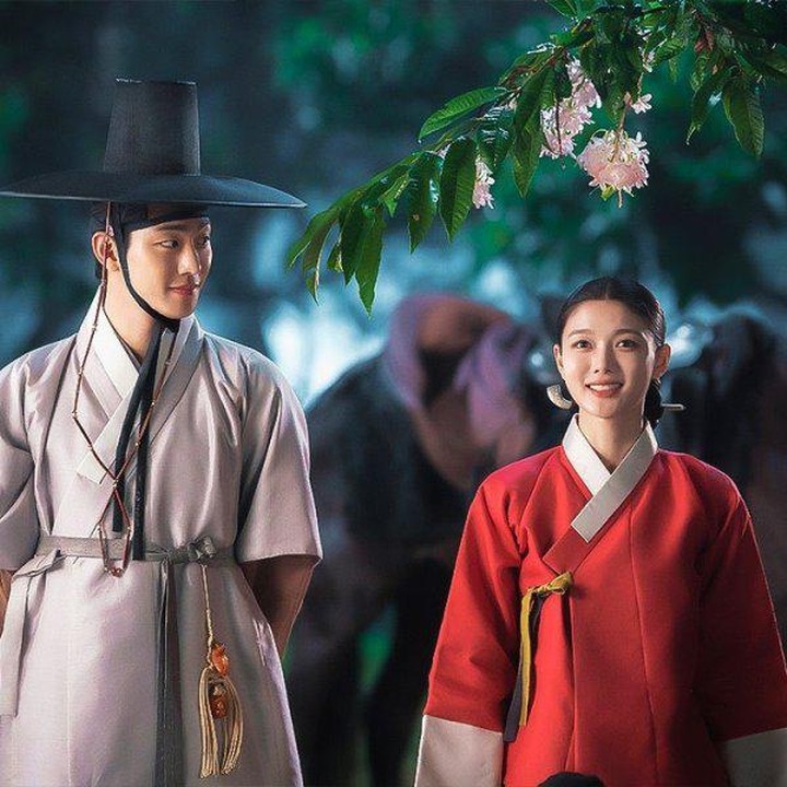 <p>Kim Yoo Jung kembali berkesempatan untuk main di drama <em>sageuk.</em> Kali ini, ia berhadapan dengan Ahn Hyo Seop di drama Korea <em>Lovers of the Red Sky.</em> Mengambil latar waktu dinasti Dan, kisah cinta mereka terhubung lewat kutukan Raja Iblis yang misterius. (Foto: Dok. SBS)</p>