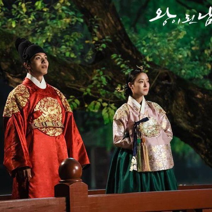 <p>Drama berikutnya yakni <em>The Crowned Clown</em>. Dalam serial ini, Lee Se Young beradu akting dengan Yeo Jin Goo dan <em>chemistry</em> keduanya berhasil membuat penonton baper. (Foto: tvN)<br /><br /><br /></p>