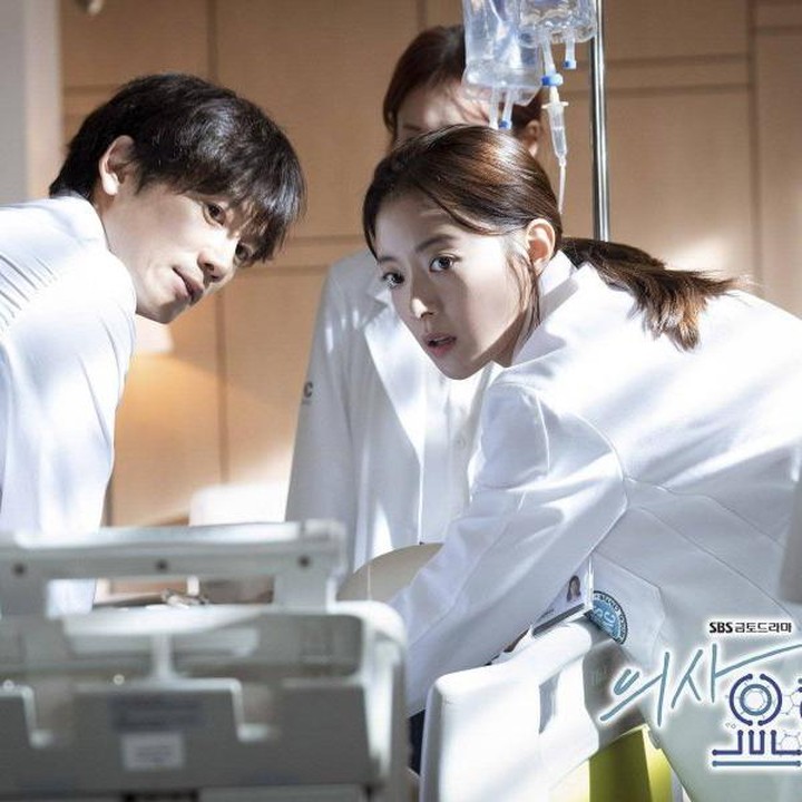 <p>Drama ketiga yakni potret Lee Se Young dan Ji Sung di drama <em>Doctor John</em>. Beradu akting dengan pemeran utama, Lee Se Young memainkan karakter sebagai dokter anestesi yang cerdas, ramah, baik hati dan memiliki posisi penting di rumah sakit. (Foto: SBS)<br /><br /><br /></p>