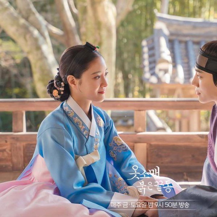 <p>Selanjutnya ada chemistry Lee Se Young dan Lee Jun Ho di drama Korea <em>The Red Sleeve</em>. Dalam tayangan ini, Lee Se Young menjadi pemeran utama sebagai seorang kepala pelayan yang bekerja di kerajaan pada abad ke-18. (Foto: MBC)<br /><br /><br /></p>