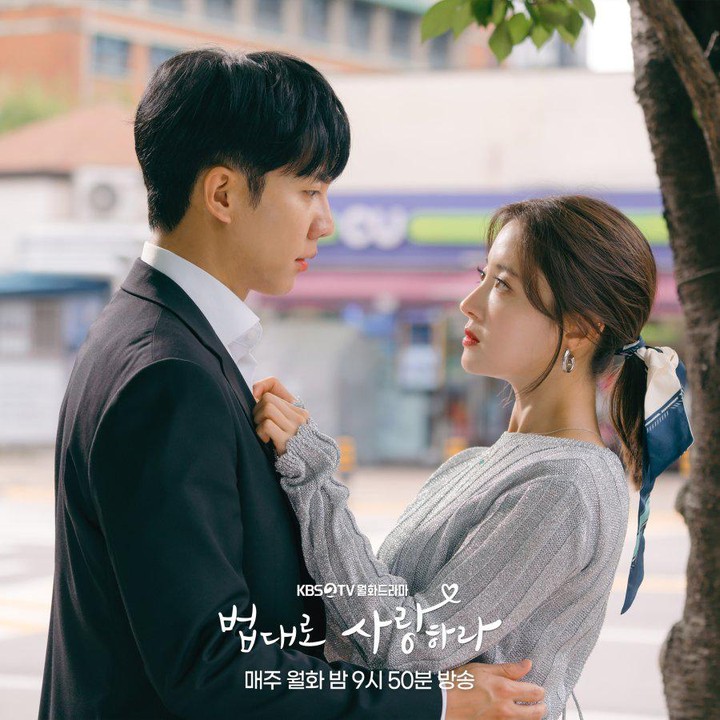 <p>Potret pertama menunjukkan <em>chemistry</em> Lee Se Young dengan Lee Seung Gi di drama Korea <em>The Law Cafe</em>, Bunda. Serial ini menceritakan kisah Kim Jung Ho (Lee Seung Gi), mantan jaksa cerdas yang menjadi pemilik sejumlah properti. Suatu hari Kim Yu Ri (Lee Se young) menyewa gedung milik Kim Jung Ho dan mendirikan kafe hukum.(Foto: KBS)<br /><br /><br /></p>