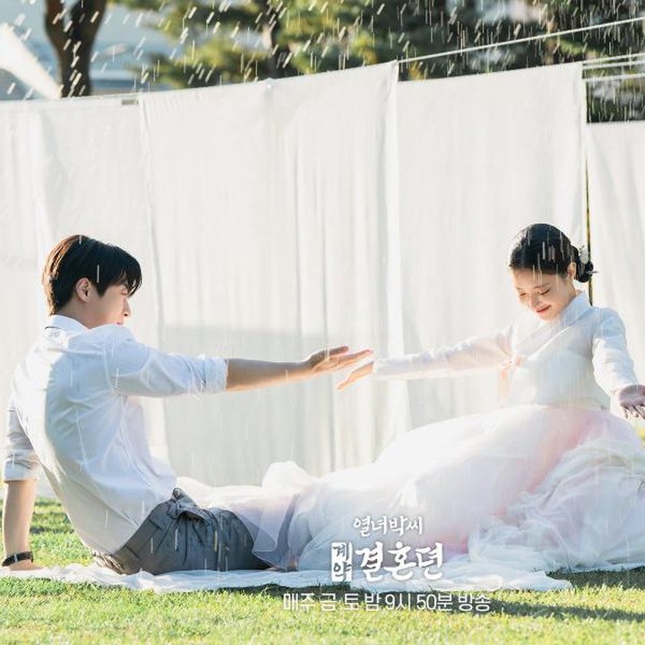 <p>Terbaru, Lee Se Young juga sukses menuai banyak pujian karena aktingnya dengan aktor Bae In Hyuk dalam drama <em>The Story of Park's Marriage Contract.</em> (Foto: Viu)</p>