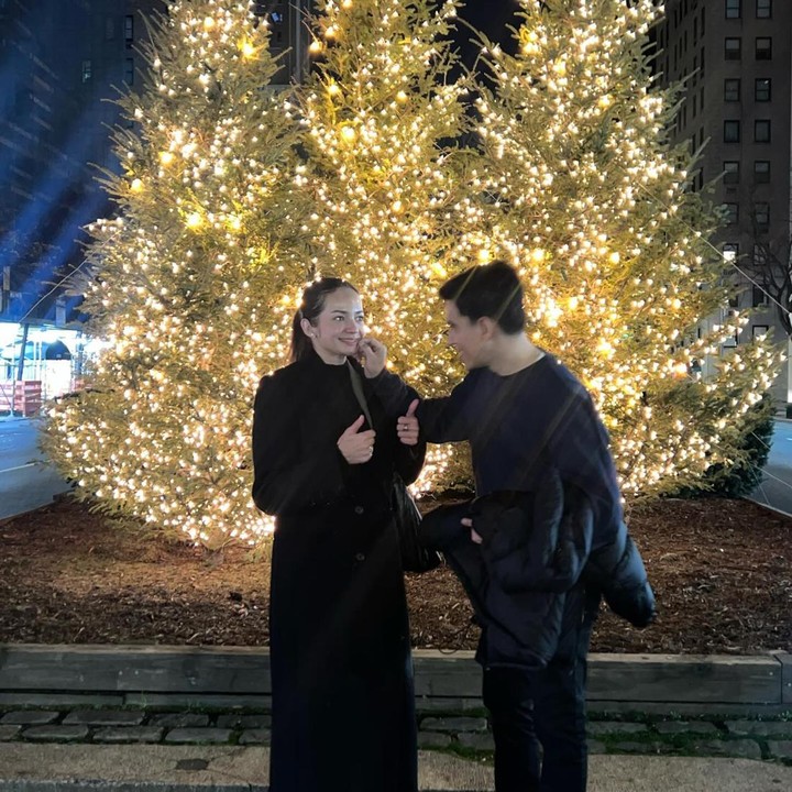 <p>Di potret lain, Enzy dan Molen juga terlihat menikmati jalanan New York gemerlap karena hiasan Natal, nih. (Foto: Instagram @enzystoria)<br /><br /><br /></p>