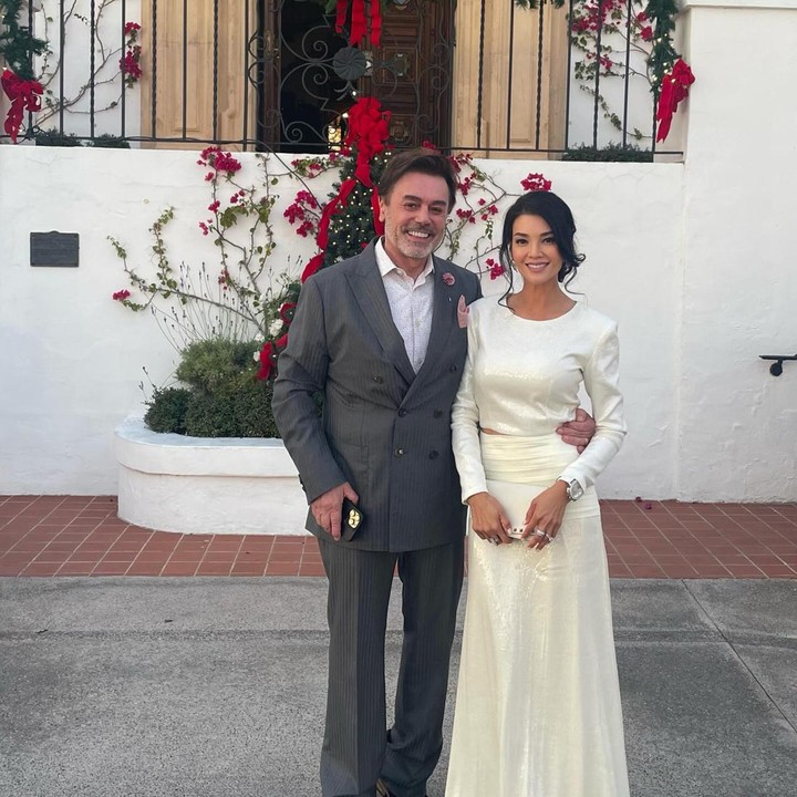 <p>Beberapa waktu yang lalu, Farah Quinn membagikan potret terbaru ketika merayakan Natal bersama keluarga, Bunda. Ia dan suami bulenya, Charles Jost menikmati momen penuh kehangatan di hari istimewa tersebut. (Foto: Instagram @farahquinnofficial)</p>