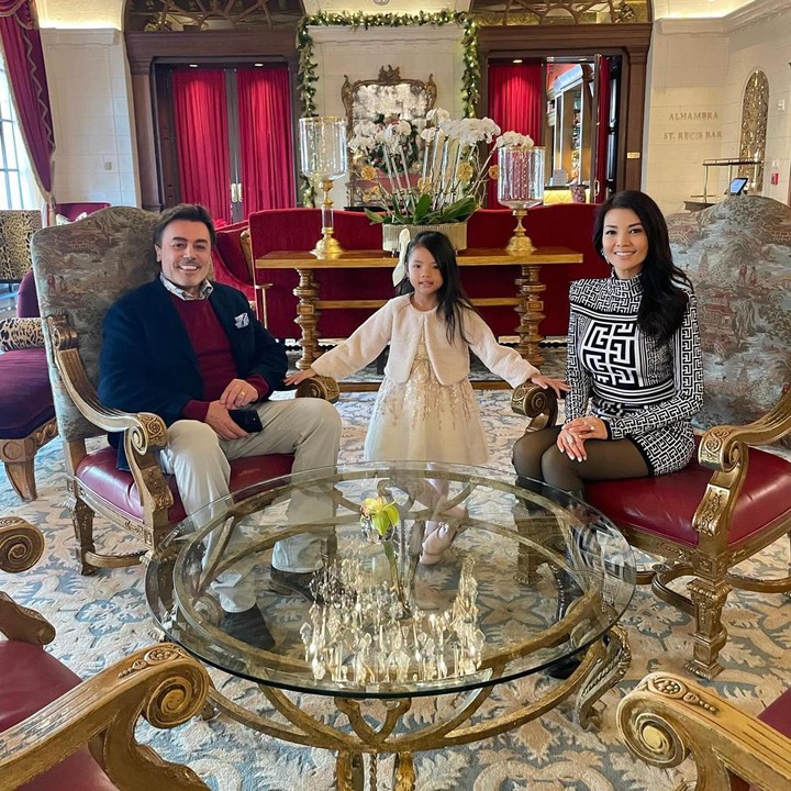 <p>Masih di momen Natal, Farah Quinn juga membagikan potret ketika ia bersantai bersama suami dan anaknya<em>. "Celebrating the season with sparkle, laughter, and a touch of holiday magic</em> (Merayakan musim ini dengan tawa dan sentuhan keajaiban hari libur)," tulis Farah Quinn. (Foto: Instagram @farahquinnofficial)</p>
