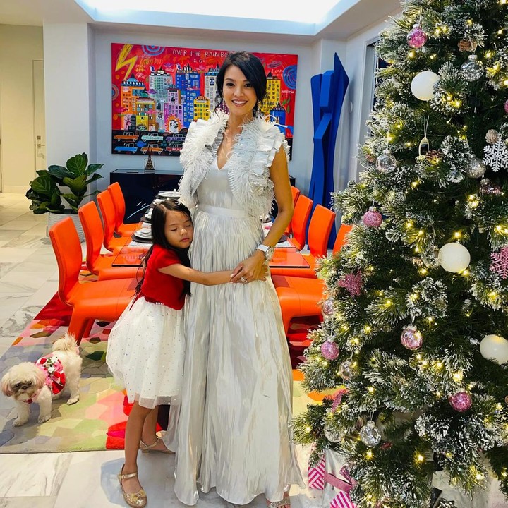<p>Pemilik nama asli Farah Farhanah itu juga mengabadikan potret bersama putri kecilnya, Amaira. Mereka tampil memesona dengan mengenakan gaun. (Foto: Instagram @farahquinnofficial)</p>