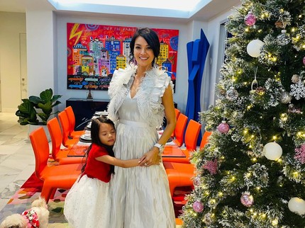 7 Potret Farah Quinn Bersama Suami Bule dan Anak Rayakan Natal di Amerika Serikat