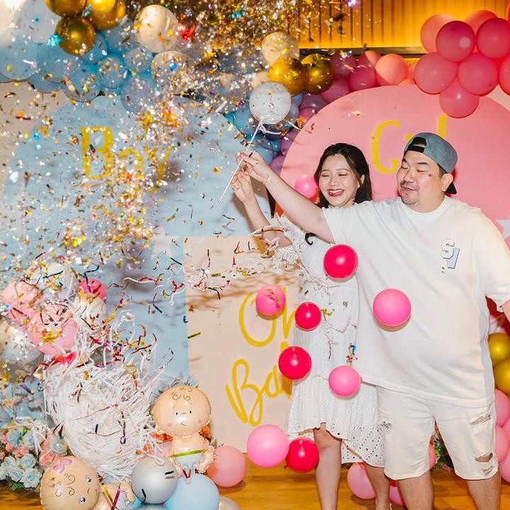 <p>Food vloger Nex Carlos juga melakukan gender reveal secara meriah, Bunda. Gender reveal ini dihadiri oleh keluarga dan sahabat, diketahui jenis kelamin anak pertama Nex Carlos dan istri adalah baby girl, Bunda. Sang istri Vienesca Laurencia melahirkan pada 22 Oktober 2023. Bayi yang berjenis kelamin perempuan tersebut diberi nama Lorraine Quinnlexa Limdyanto. (Foto: Instagram: @nexcarlos)</p>
