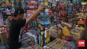 FOTO: Geliat Penjualan Kembang Api di Pasar Asemka