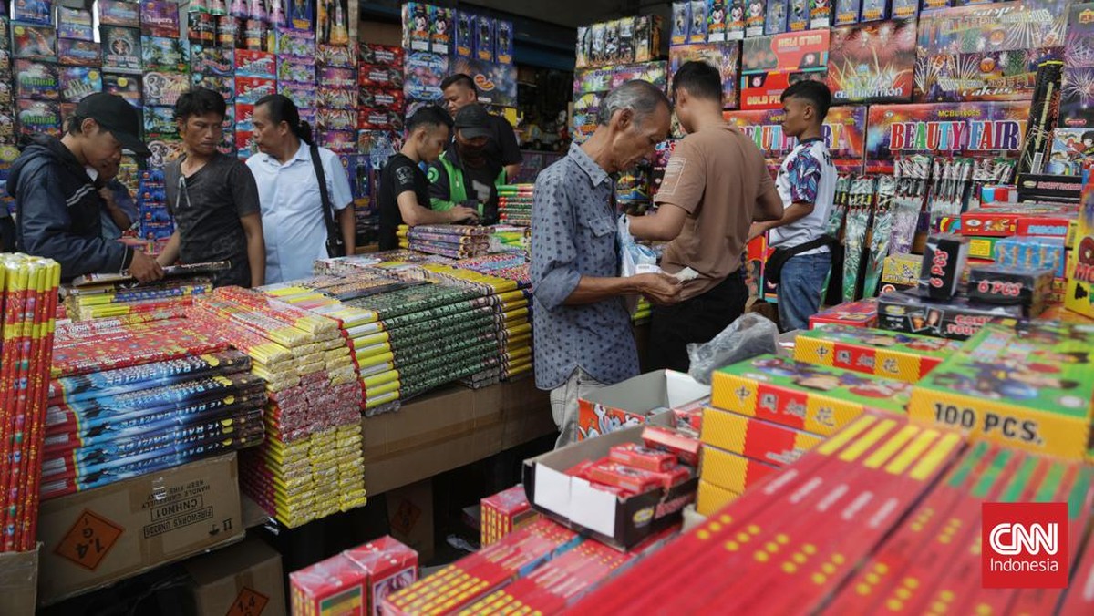 FOTO: Geliat Penjualan Kembang Api di Pasar Asemka