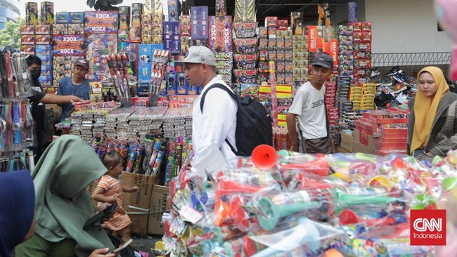 FOTO: Geliat Penjualan Kembang Api di Pasar Asemka