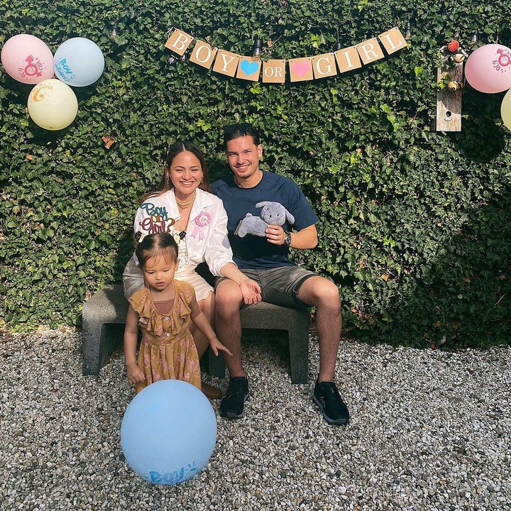 <p>Ghea Dsyawal menggelar gender reveal di luar negeri bersama dengan suami bule dan anak pertamanya. Berbeda dengan dua artis sebelumnya, anak kedua Ghea berjenis kelamin laki-laki, Bunda. (Foto: Instagram: @ghea.dsyawal)</p>