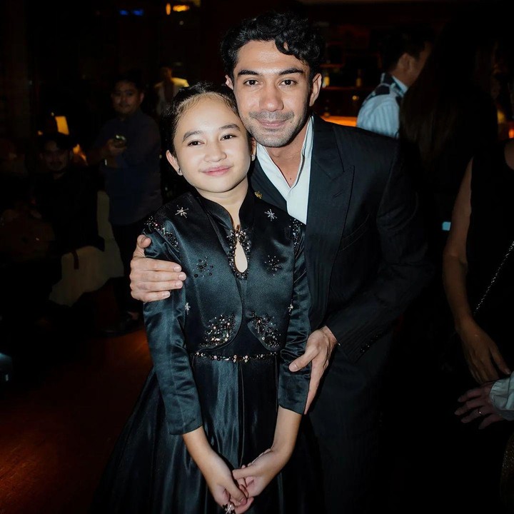 <p>Dalam film <em>Layangan Putus</em>, Graciella kembali memerankan anak dari karakter Aris yang diperankan oleh Reza Rahardian. <em>Chemistry</em> di antara keduanya berhasil memikat para penonton. (Foto: Instagram: @graciellaabigail & @ka_kycky_nonna)</p>