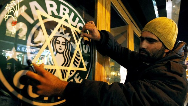 lShaya Group, operator Starbucks di Timur Tengah, berencana melakukan pemutusan hubungan kerja (PHK) lebih dari 2.000 karyawan.