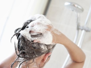 Rambut Seperti dari Salon di Rumah? Duo Shampoo Ini Bikin Rambut Auto Sehat!