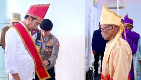 Jokowi Dapat Gelar Adat 'Marambe Ambaralla Palunglaa Porodisa' Talaud