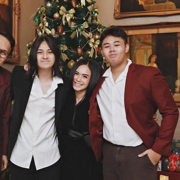 Akur Penuh Toleransi, 7 Potret Yuni Shara Rayakan Natal Bareng Anak & Eks Suami