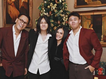 Akur Penuh Toleransi, 7 Potret Yuni Shara Rayakan Natal Bareng Anak & Eks Suami