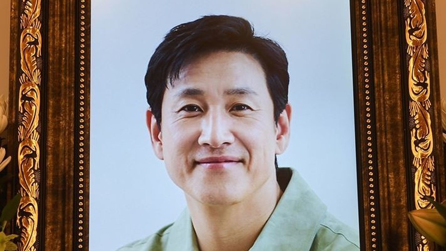 Foto Lee Sun Kyun di rumah duka&comma; Rumah Sakit Seoul National University&comma; pada Kamis &lpar;28&sol;12&sol;2023&rpar;&period;