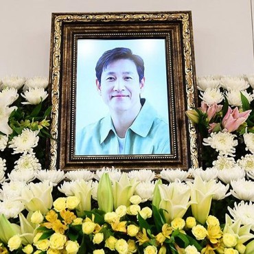 Anak Dampingi Jeon Hye Jin Antarkan Lee Sun Kyun ke Pemakaman