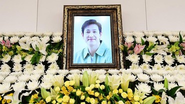 Anak Dampingi Jeon Hye Jin Antarkan Lee Sun Kyun ke Pemakaman