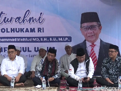 Kenang Masa Kecil, Mahfud Md Menginap di Ponpes Nurul Qarnain Jatim