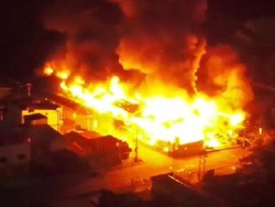 7 Aparat Luka-25 Ruko Dibakar saat Rusuh Pengantar Jenazah Lukas Enembe