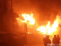Massa Pengantar Jenazah Lukas Enembe Bakar Sejumlah Ruko di Jayapura