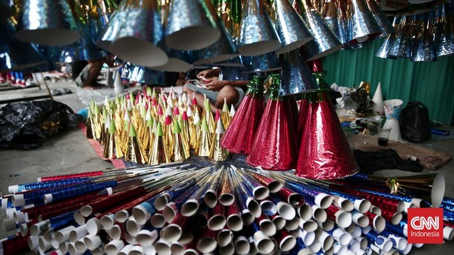 FOTO: Semarak Penjual Terompet Jelang Malam Tahun Baru