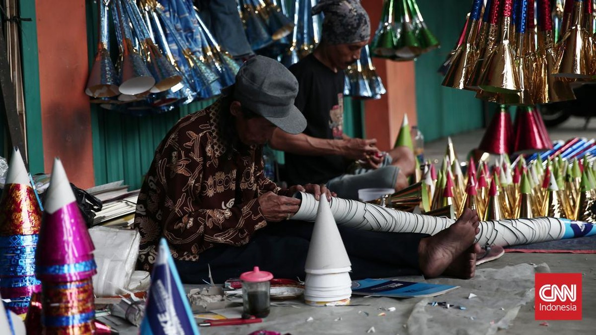 FOTO: Semarak Penjual Terompet Jelang Malam Tahun Baru