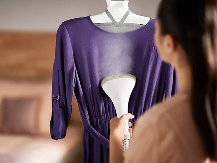 Review Philips Stand Steamer GC488/60: Semburan Uapnya Mantap Bikin Baju Kusut Lebih Cepat Licin