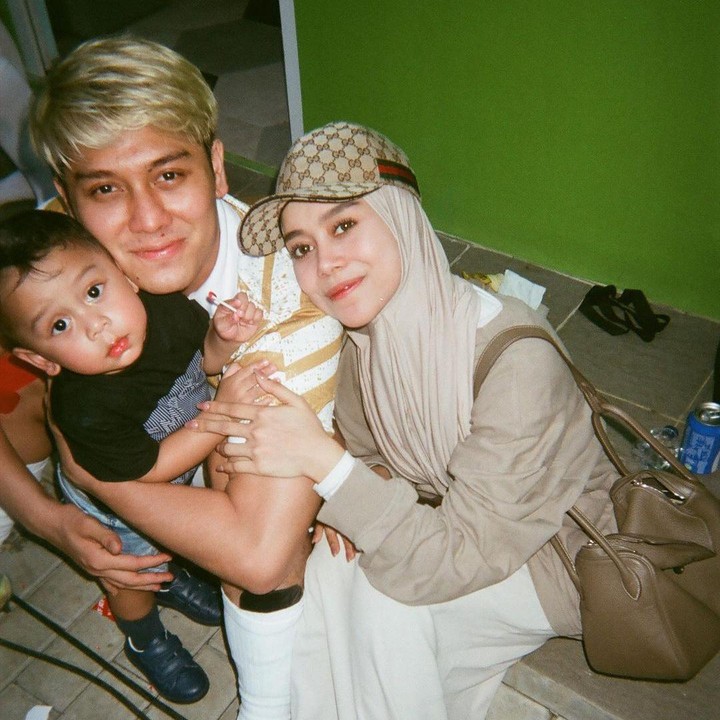 <p>Belum lama ini, Lesti Kejora mengganti nama sang anak yang semula Muhammad Leslar Alfatih Billar menjadi Muhammad Levian Alfatih Billar. Alasan pergantian nama ini disebut karena ia dan sang suami memikirkan perasaan bila lahir anak selanjutnya. "Ngebahas nama ini sebenarnya sudah dari awal dibikin sudah Abang lahir. Karena Kakak tuh mikir kalau ada adik-adiknya (Muhammad Levian Alfatih Billar) lagi, nggak pakai Leslar, lebih ke situ sebenarnya. Takutnya cemburu (adik-adiknya)," kata Lesti Kejora. (Foto: Instagram: @lestikejora)</p>