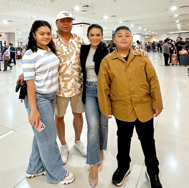 <p>Krisdayanti sempat mengganti nama anak keduanya dari pernikahan dengan Raul Lemos, Bunda. Si tampan yang semula bernama Kellen Alexander Raul Lemos pun kini memiliki nama Kellen Alexander Lemos Lay. (Foto: Instagram: @krisdayantilemos)</p>