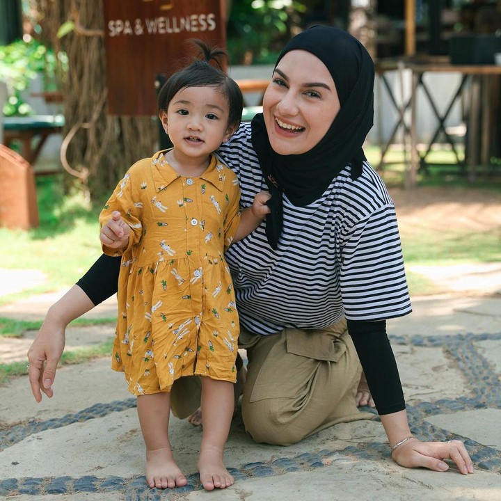 <p>Amala anak bungsu Irish Bella sebelumnya telah mengganti nama sebanyak dua kali. Mulanya, ia terlahir dengan nama Asma Puti Sabai Akbar. Nama tersebut pun berganti menjadi Ara Puti Sabai Akbar dan akhirnya nama yang dipilih adalah Amala Puti Sabai Akbar. "Jadi namanya memang kita lebih cocok Amala Puti Sabai Akbar. Kenapa? Karena itu lebih sesuai sama harapan kita. Amala ini artinya sebuah harapan, di mana harapan kita, anak perempuan kami ini jadi perempuan salihah, kebanggaan," kata Irish Bella. (Foto: Instagram: @_irishbella_)</p>