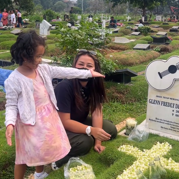<p>Momen Gewa yang mengunjungi makan Glenn ini lantas membuat banyak netizen terharu, Bunda. Tidak sedikit yang mendoakan keduanya agar mendapatkan berkat dan kesehatan melimpah. (Foto: Instagram: @mutia_ayuu)</p>