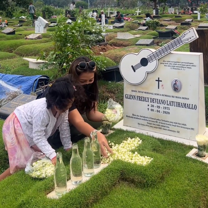<p>Meski tidak pernah bertemu, Gewa tetap mencintai serta menyayangi sang Ayah. Belum lama ini, Gewa bahkan mengunjungi makam sang Ayah bersama sang Ibunda. (Foto: Instagram: @mutia_ayuu)</p>