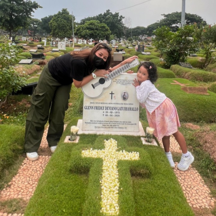 <p>"Ayah, kita kangen sama Ayah. Kangennya benar-benar kangennnnnn banget. Ayah, <em>we love you so much</em> @glennfredly309," tulis Mutia Ayu seraya menyisipkan emotikon hati berwarna putih. (Foto: Instagram: @mutia_ayuu)</p>