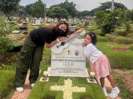 7 Potret Ceria & Menggemaskan Gewa Putri Mutia Ayu saat Ziarah ke Makam Glenn Fredly