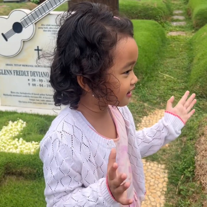 <p>Setelah menikah dengan mendiang Glenn Fredly, Mutia Ayu dikaruniai seorang putri cantik, Bunda. Si Kecil diberi nama Gewa Atlana Syamayim Latuihamallo. (Foto: Instagram: @mutia_ayuu)</p>